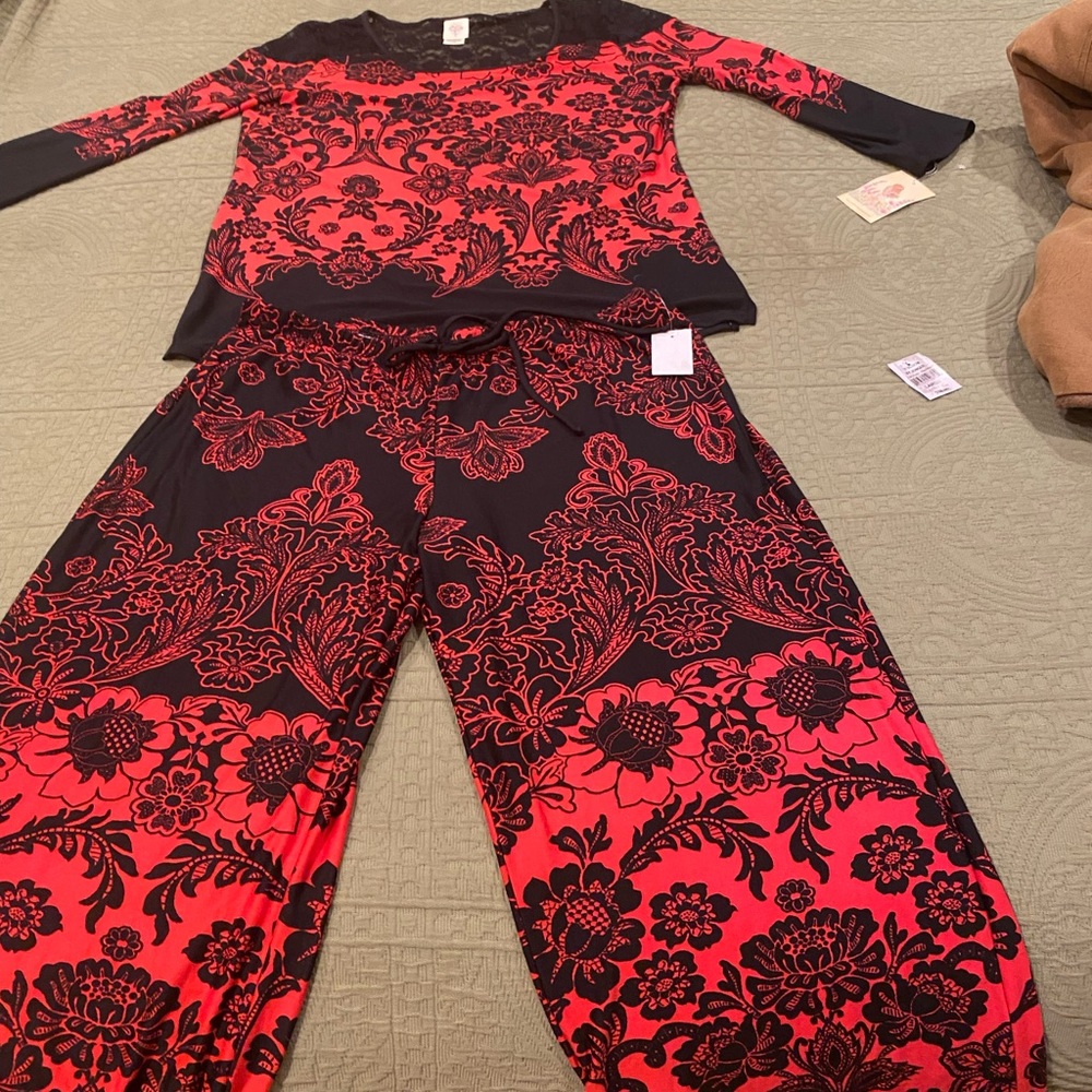 2 piece lounge set.  Soft , never been worn purchased from Macy’s.